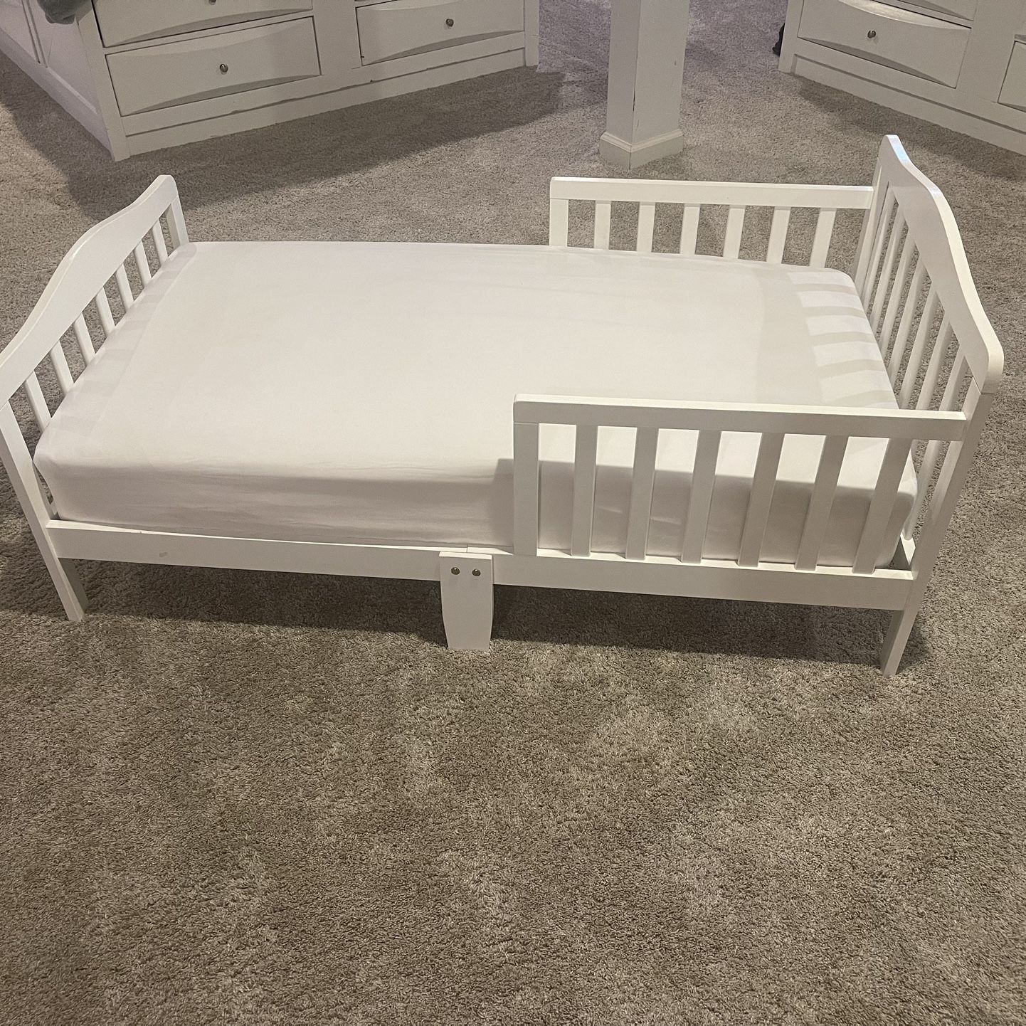 Big Oshi Contemporary Stylish Design White Toddler Day Bed With High Quality Mattress
