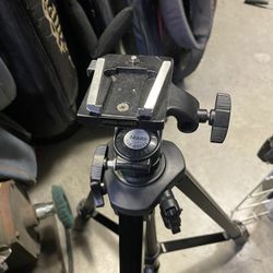 Camera tripod with extendable legs 