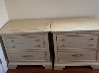 Matching Stanley Pair of Wood Nightstands