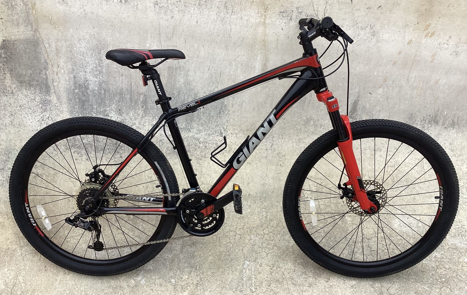 GIANT REVEL1 MOUNTAIN BIKE 24 SPEED