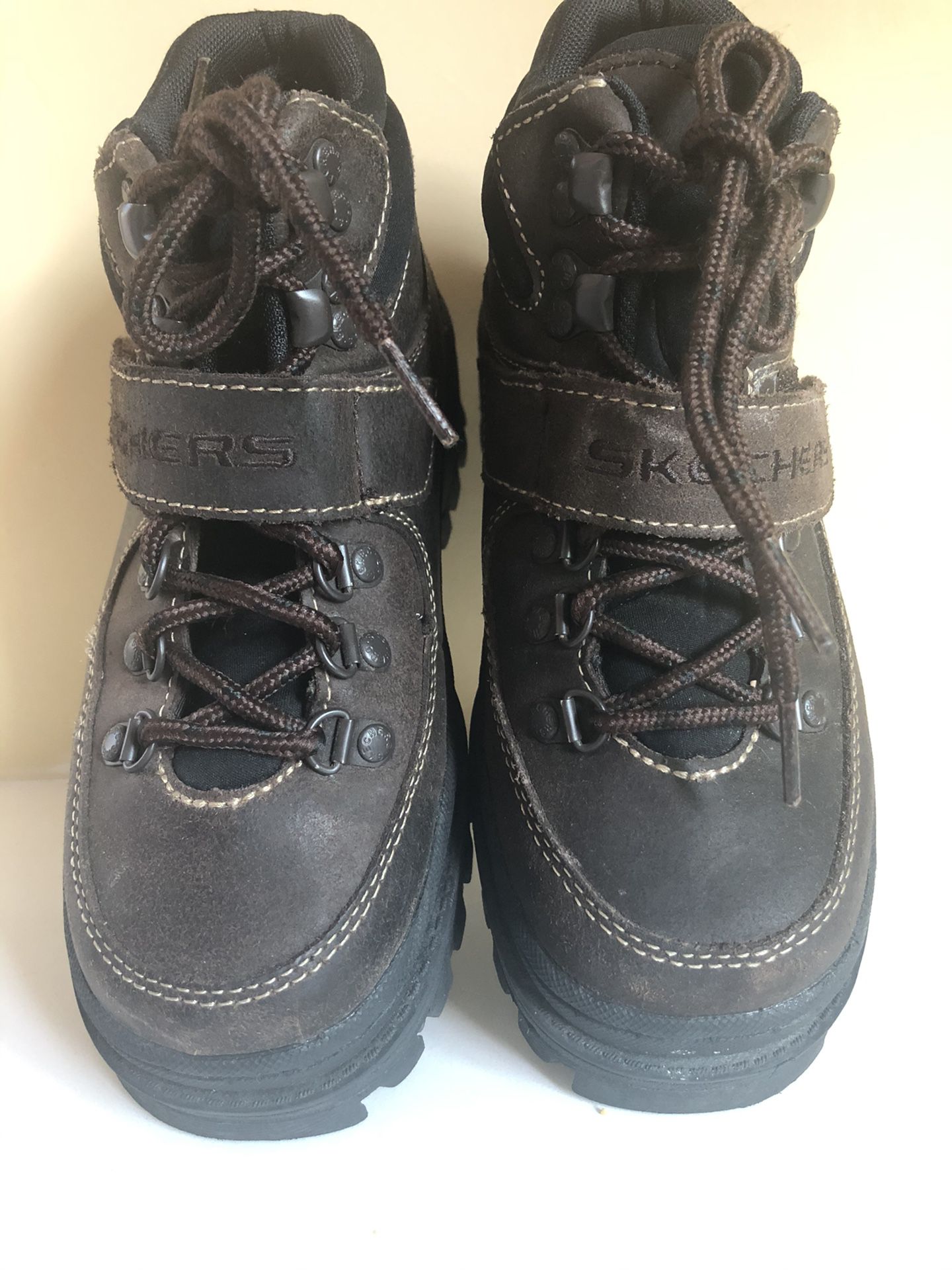 Women’s size 6 Sketchers hiking boots