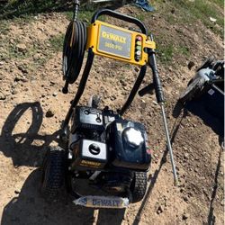 DEWALT 3600 PSI 2.5 GPM Gas Cold Water Professional Pressure Washer with HONDA GX200 Engine