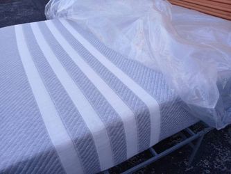 New queen leesa mattress