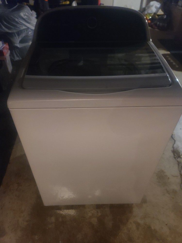 $300 OBO Like New! Whirlpool Cabrio 3.8 cu. ft. 13 Cycle Top Loading Washer White
