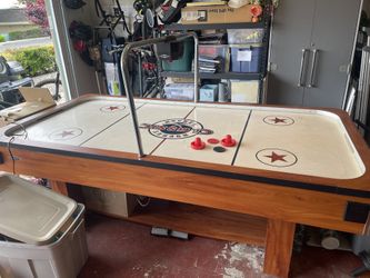 Air hockey table