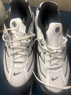 Men’s Nike tennis shoe