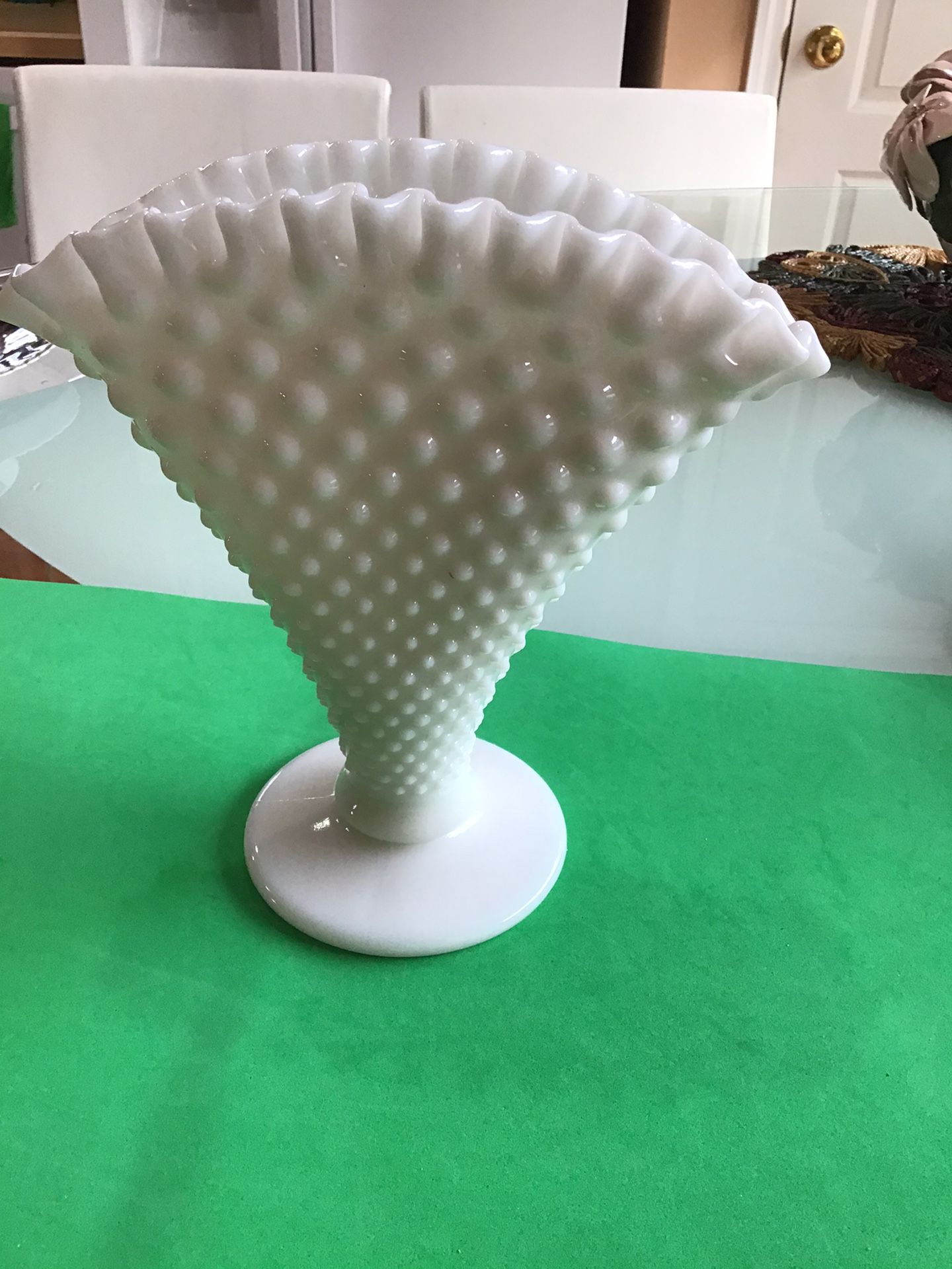 VINTAGE COLLECTIBLE 8’ HOBNAIL WHITE MILK GLASS FROM 1950’