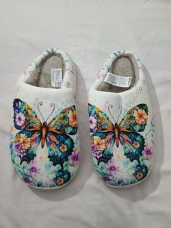 SIZE 8.5 CUTE PLUSH SLIPPERS FOR MEN OR WOMEN
