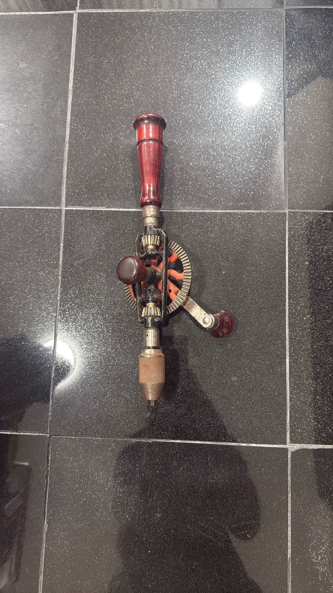 Taladro manual Miller Falls n.° 2-01 con manivela y compartimento para brocas.