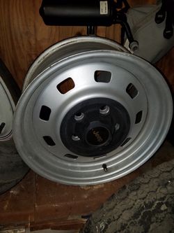 15" JEEP OEM FACTORY SLOTTED WHEEL WITH OEM CENTER CAP NICE COND.