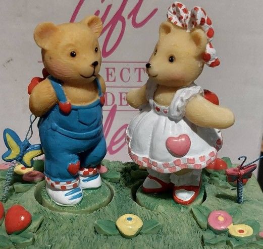 
Avon Kissing Bears Music Box 