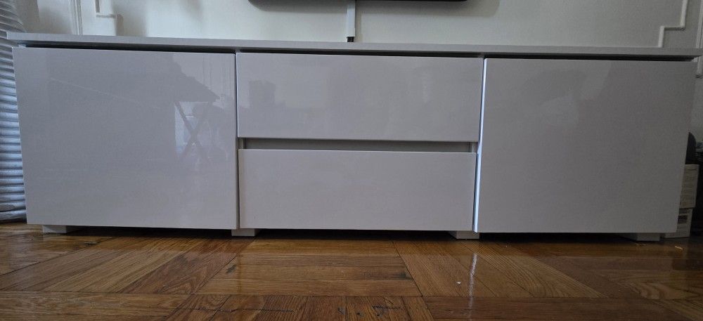 Low Profile TV Stand w/LED Lights. Remote 