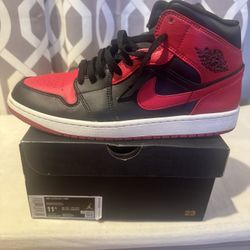 Jordan 1 Mid Banned 
