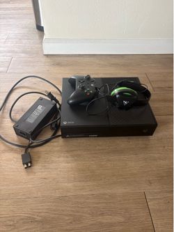 Xbox One 500GB Console Bundle w/ Original Box, Controller & Headse