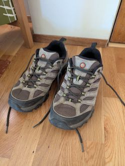 Men's size 9 Merrell Moab 2 hiking shoes