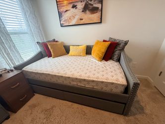 Twin Size Day Bed  w/double trundle & pillows