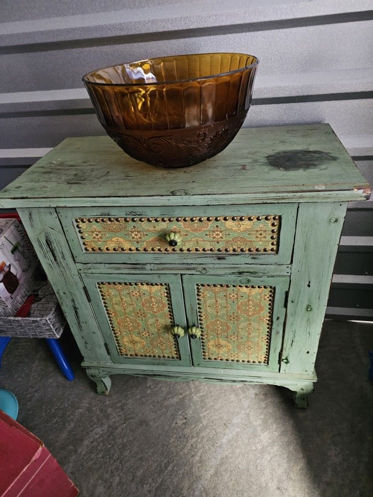 Bedside table or console cabinet. Make offer pickup in spartanburg.