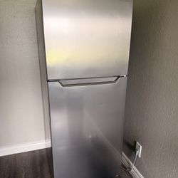 Insignia 10 cu ft Refrigerator – Clean & Works Great