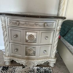 Elegant 4-Piece Silver Bedroom