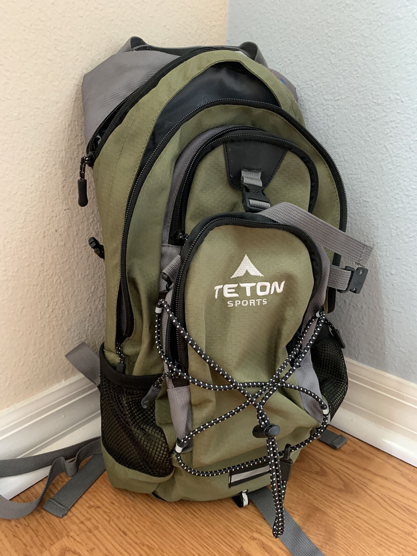 Teton Oasis 1100 Hydration Hiking Trail Pack / Backpack