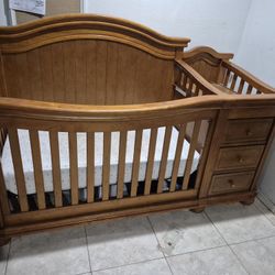 Crib With Changing Table And 3 Drawers Working 