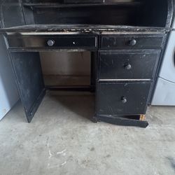 Old School Style Desk With Drawers (FREE)