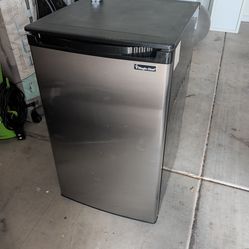 MagicChef large mini fridge