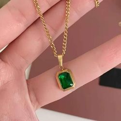 Green Gemstone Elegant Necklace 