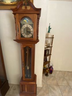 Beautiful vintage Emperor Grandfather Clock In great working condition good timers