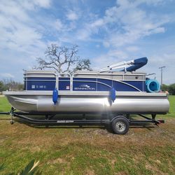 Pontoon Boat - 2020 With Low Hours