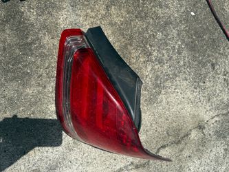 Toyota Avalon taillight 2005 to 2007
