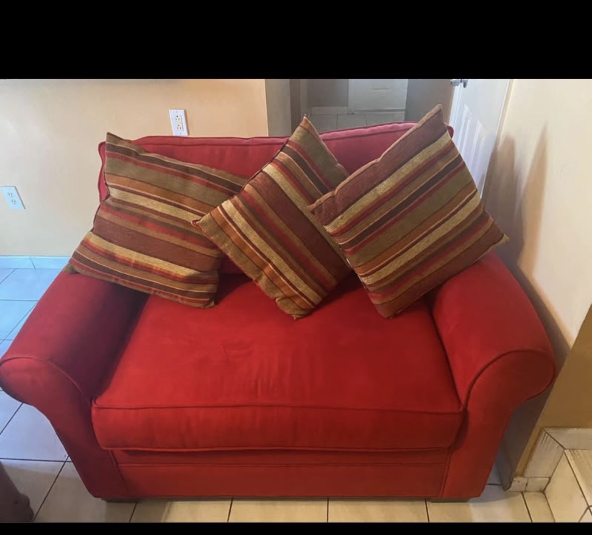 Red loveseat Couch/ Sillon De Dos Plazas
