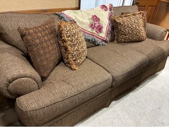 cushions, four throw pillows Couch comfy with removable cushions, 4 throw pillows