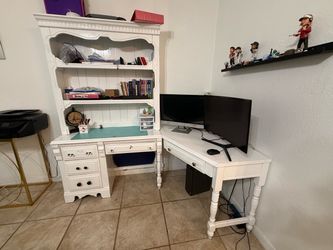 White wood computer table with Shelf’s