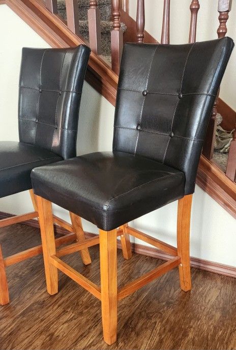 2 ×24" Bar Stools In Excellent Condition