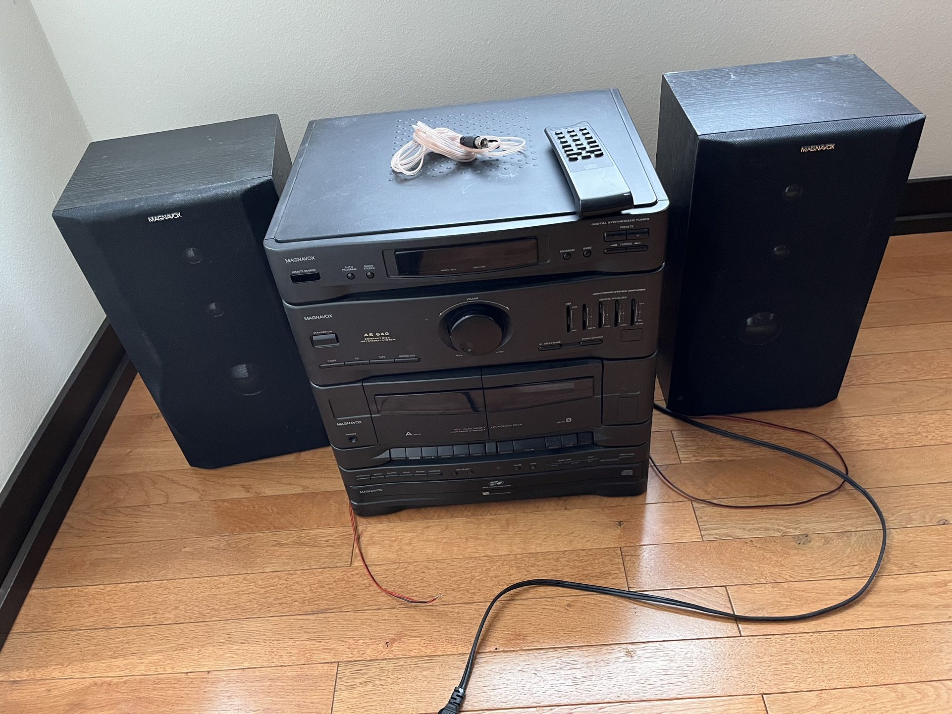 Magnavox AS 640 Bookshelf Stereo system With Speakers