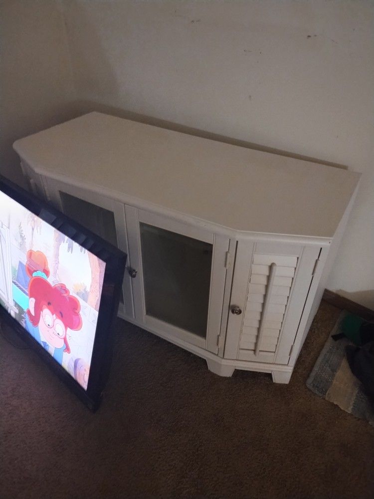 48 Inch TV Media Center And The Tv