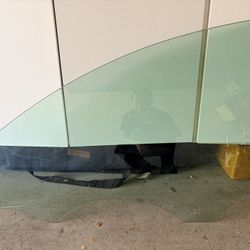 Tesla 2024 model 3  left side door glass