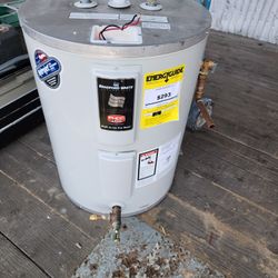 28 gallon  bradford white water heater. Less than 1 year old.
