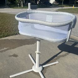 Halo Bassinest Swivel Sleeper Bedside Bassinet Removable Bed