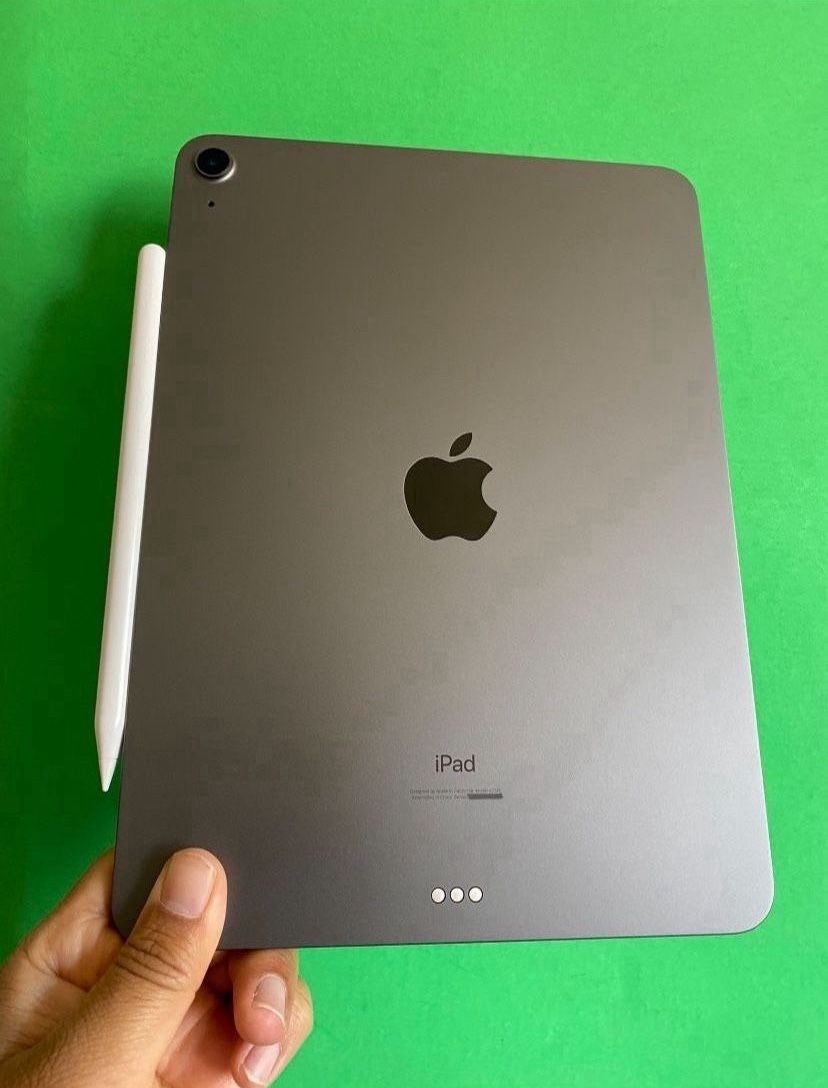 Apple IPad Air 4th Generation (10.9” Liquid Retina/ 2020 Model) 64GB with keyboard case, stylus pen & Accessories (256gb $439)