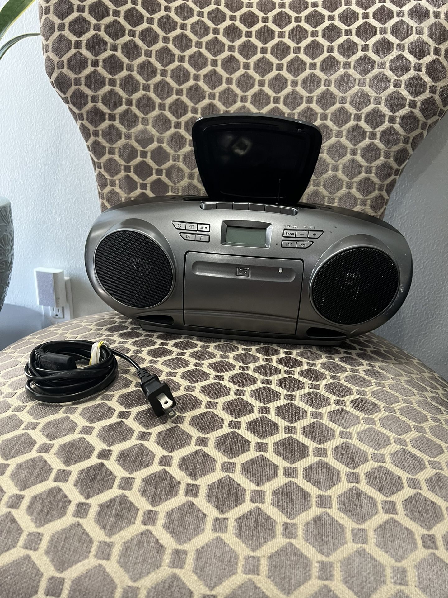 Great for a job site or workshop! It can be plugged in or work off of D Batteries. Batteries are not included. I have tested the radio and CD player. 