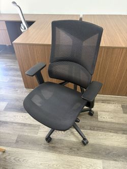 Black Mesh Ergonomic Task Chair – Adjustable Arms, Lumbar Support