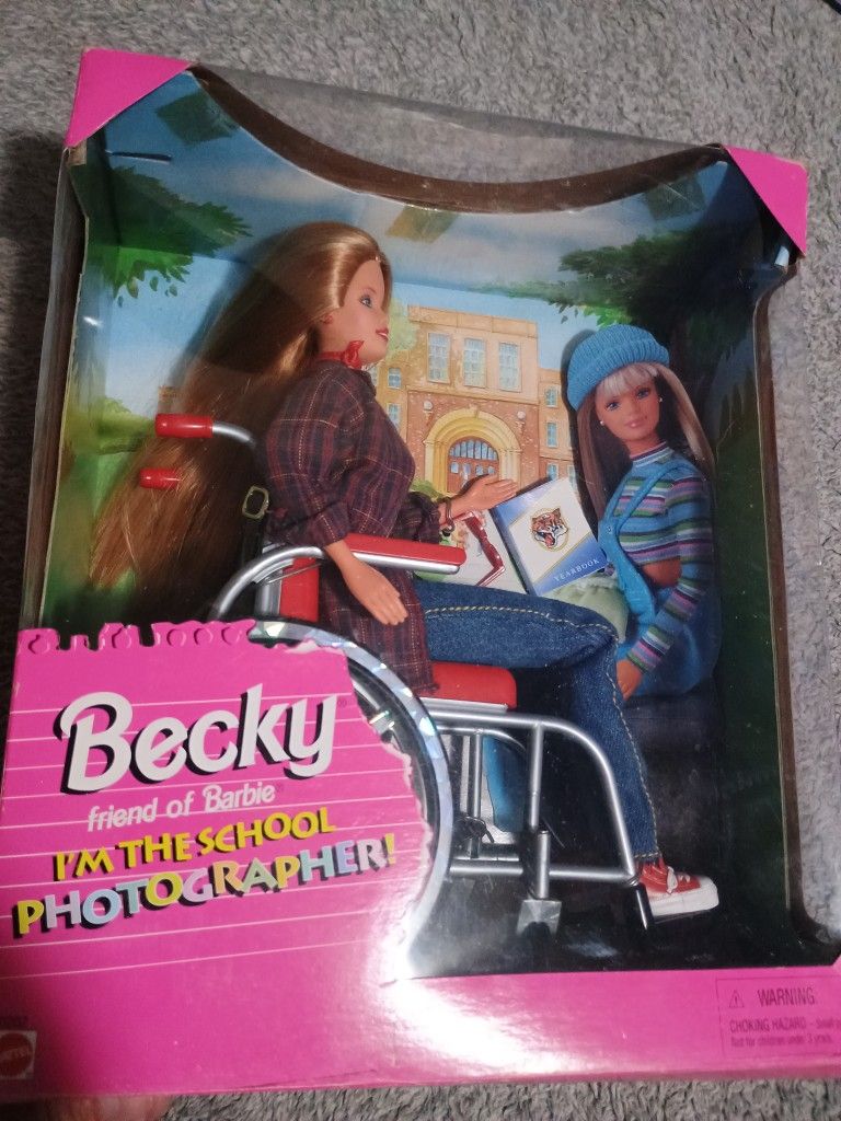 Becky / Barbie YEARBOOK PHOTOGRAPHER 1998 (NEW IN DAMAGED BOX)