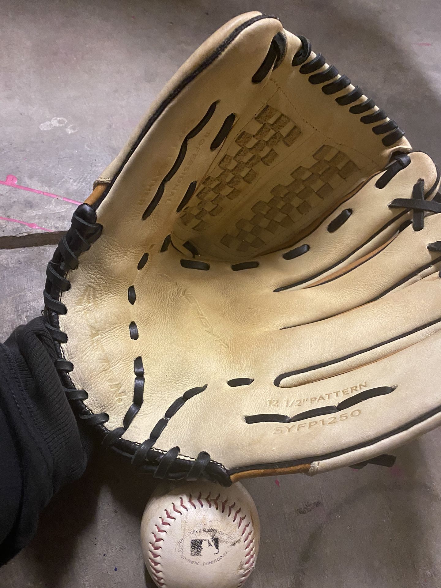 Easton Synergy Glove And Ball