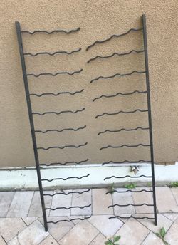 Wall wine racks
