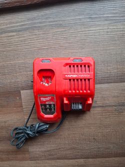 Cargador Milwaukee rapid charge