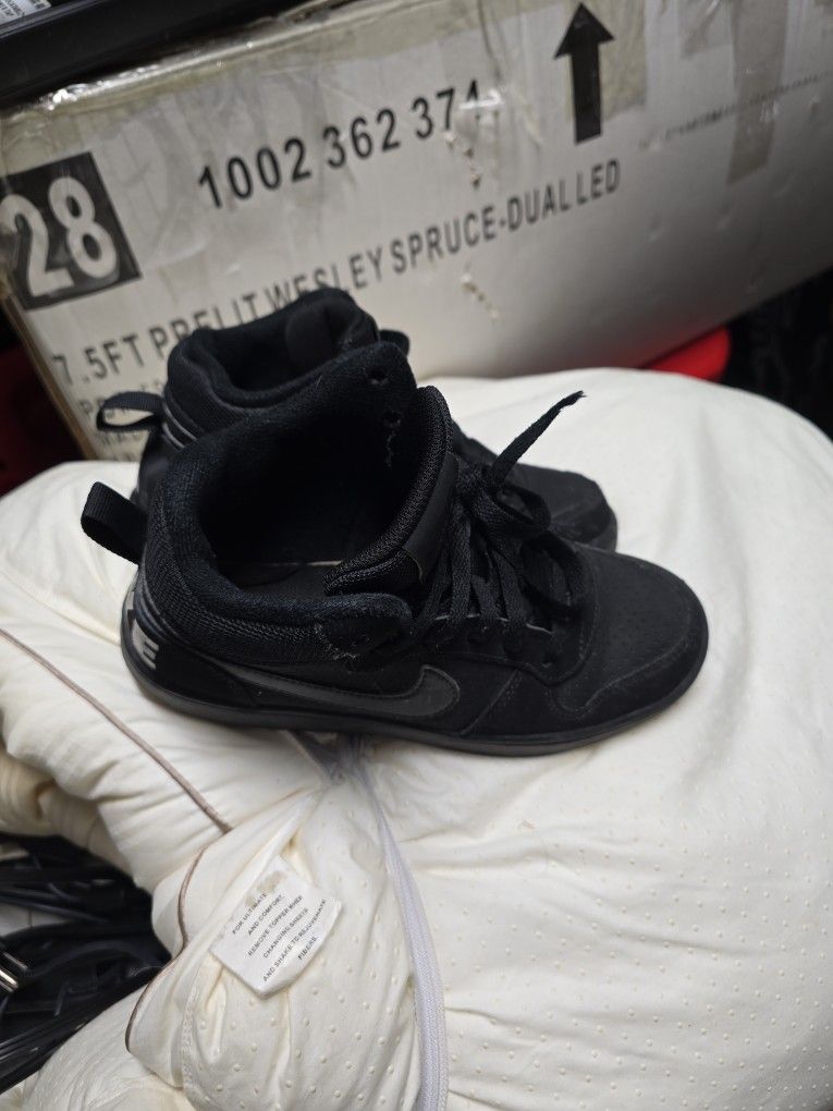 Black Nike Shoes Size 6 For Boys
