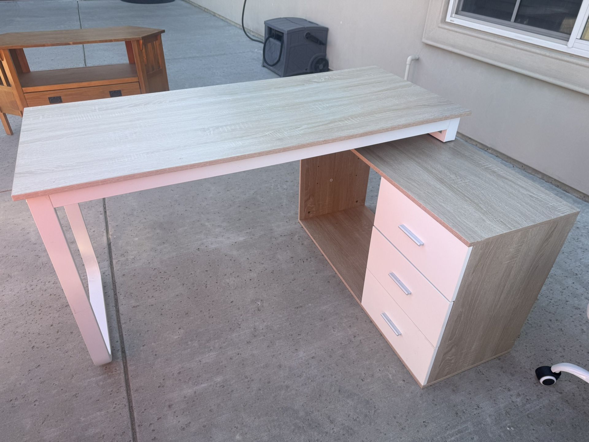 Brand new desk and chair 