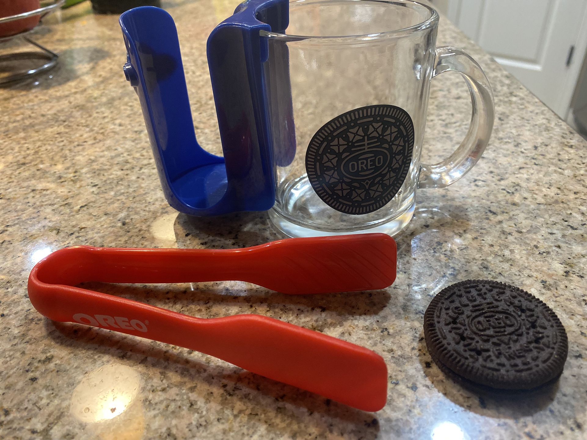 Oreo cookie dunking set: glass mug, holder, and tongs